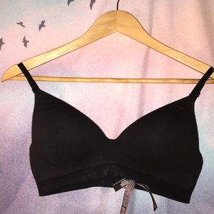 Victoria’s Secret black bra 32c
